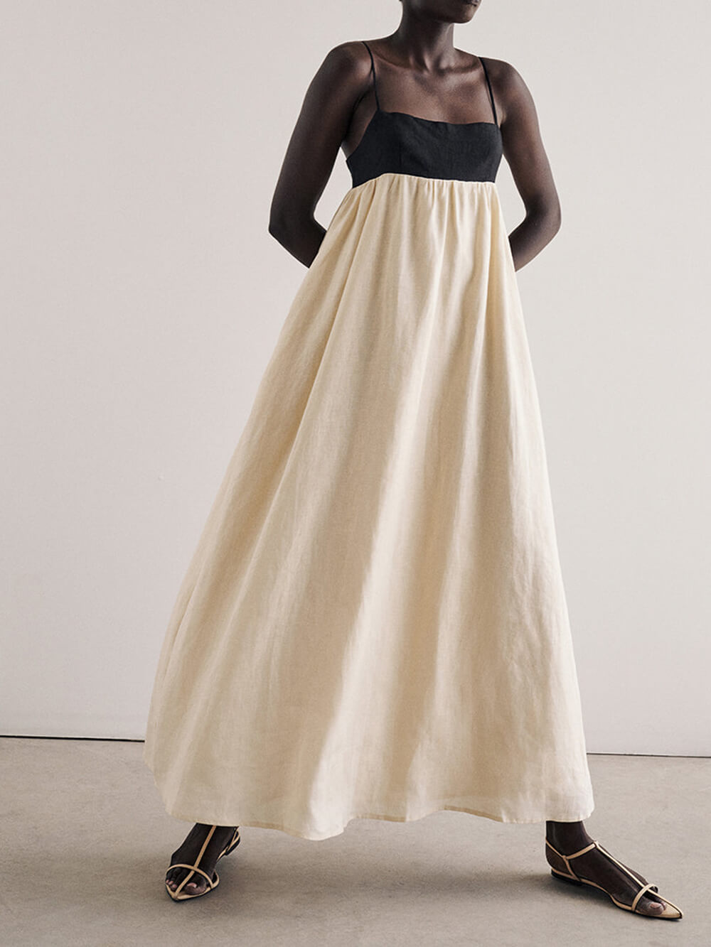 Schwarz-weißes Maxikleid mit lockerem Hosenträger-Patchwork